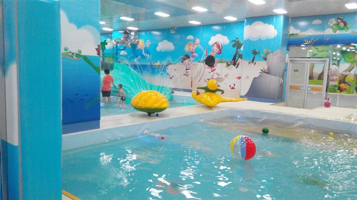 幼儿游泳馆：泳池用刺激性氯消毒